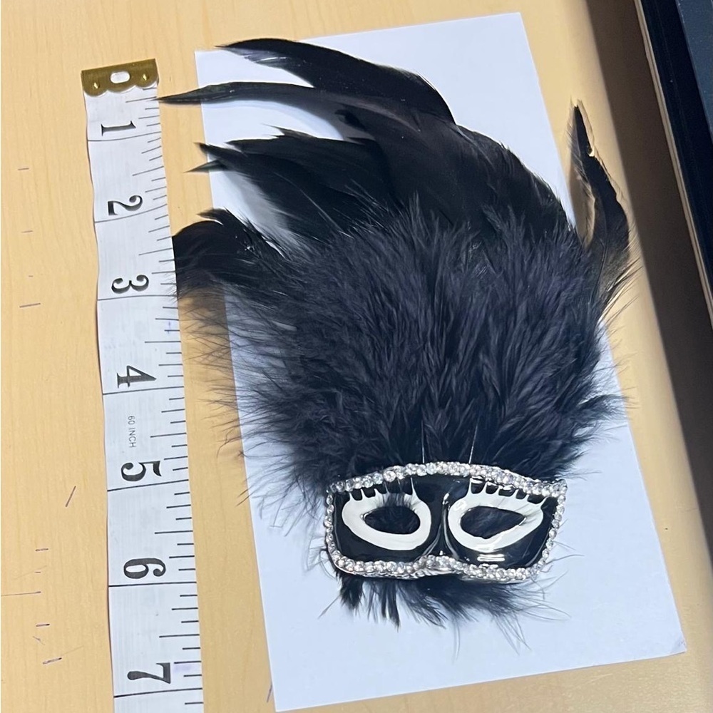 Elegant Black Feathered Mask Brooch - Picture 5 of 5